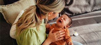 Mutter schaut auf schreiendes Baby