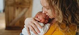 Eine Mutter hält ihr Baby auf dem Arm