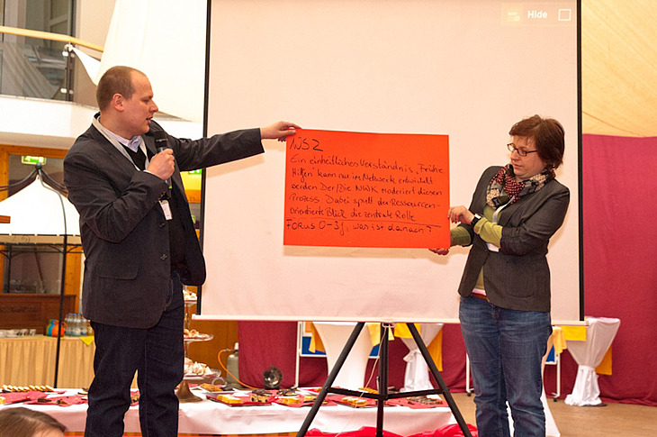 Wie lassen sich eine einheitliche Definition und Sprechweise im Bereich der Frühen Hilfen herstellen? Dieser Frage ging Workshop 2 nach. – Einig war man sich, dass solche "Sprachregelungen" nur in Netzwerken entwickelt werden können.