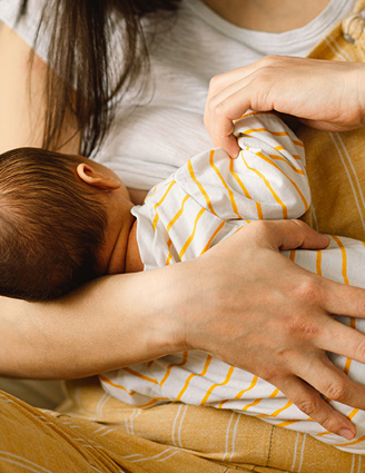 stillende Mutter mit Baby