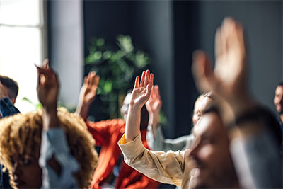 Teilnehmer einer Konferenz haben die Hände