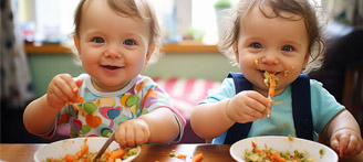 Zwei Kleinkinder essen Gemüse