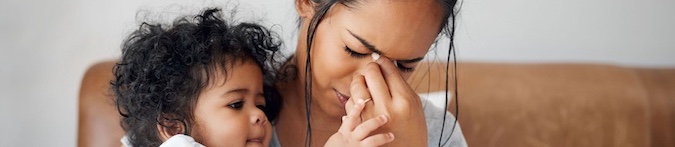 Überforderte Mutter mit Kleinkind