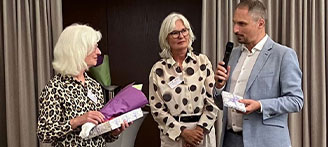 Vorsitzende des Beirats Prof. Dr. Ute Thyen hält Geschenk, Mechthild Paul, Jörg Backes